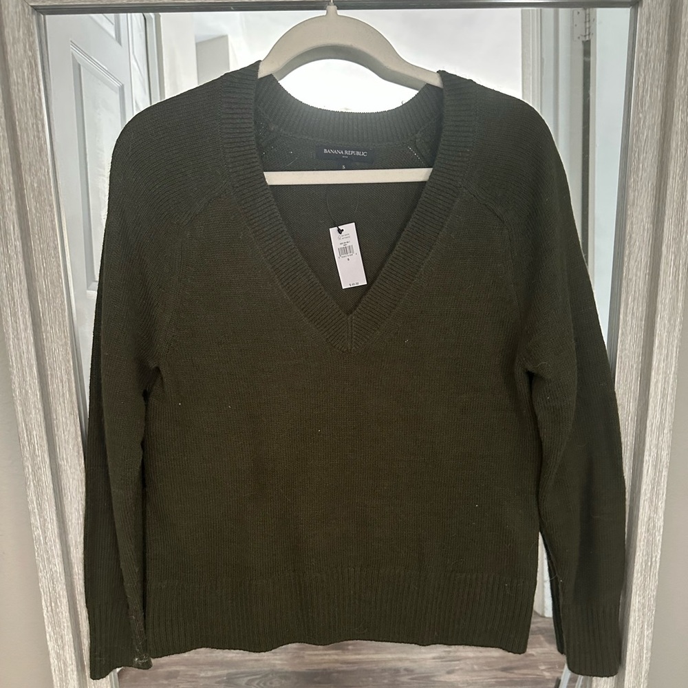 NWT Banana Republic V Neck Sweater beautiful Army Green SMALL
